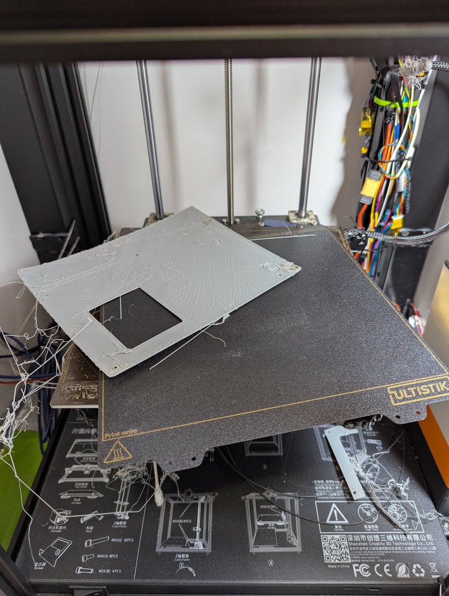 Substratum3D's tweet image. Not sure wtf happened here. I have a few minutes to investigate before Christmas movies with the kids start so let's see what we're working with...

#3Dprinting #failedprint