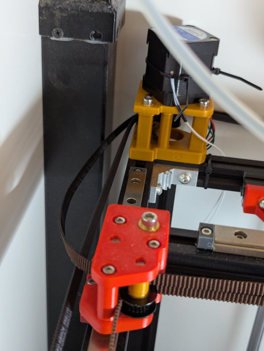 Substratum3D's tweet image. Not sure wtf happened here. I have a few minutes to investigate before Christmas movies with the kids start so let's see what we're working with...

#3Dprinting #failedprint