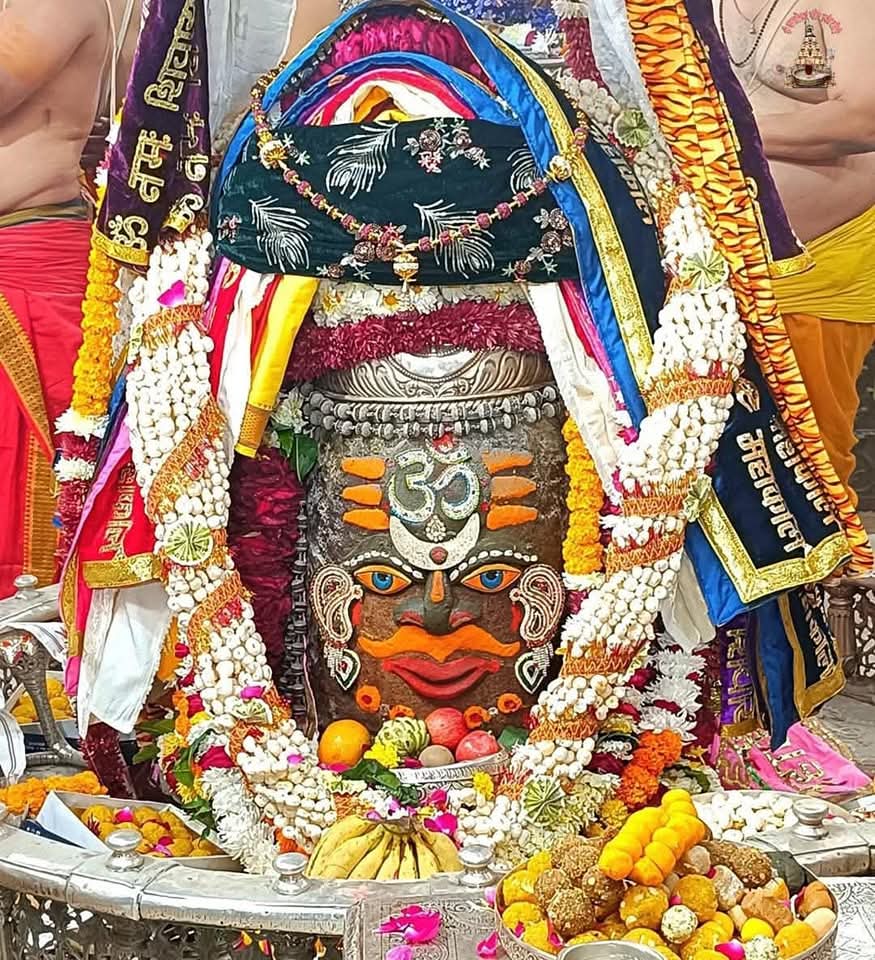 Dhiru0405's tweet photo. 🙏🌹 *जय श्री महाकाल*🌹🙏
*श्री महाकालेश्वर ज्योतिर्लिंग का भस्म आरती शृंगार दर्शन*
*17-12-2024 कण-कण में महादेव*💕
 #harharmahadev #mahadev #mahakal #mahakaldailydarshan https://t.co/qRDtCkIrxA