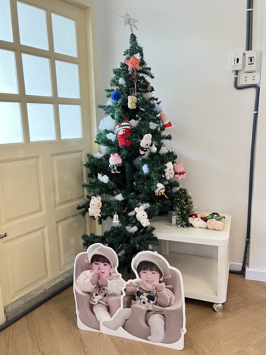 สถานที่ที่เต็มไปด้วยม้าคมินและ มมชป ทำให้มีความสุขได้เสมอ 🐯🐰 🎄✨ #WithYou_UnderTheMistletoe_MARKMIN