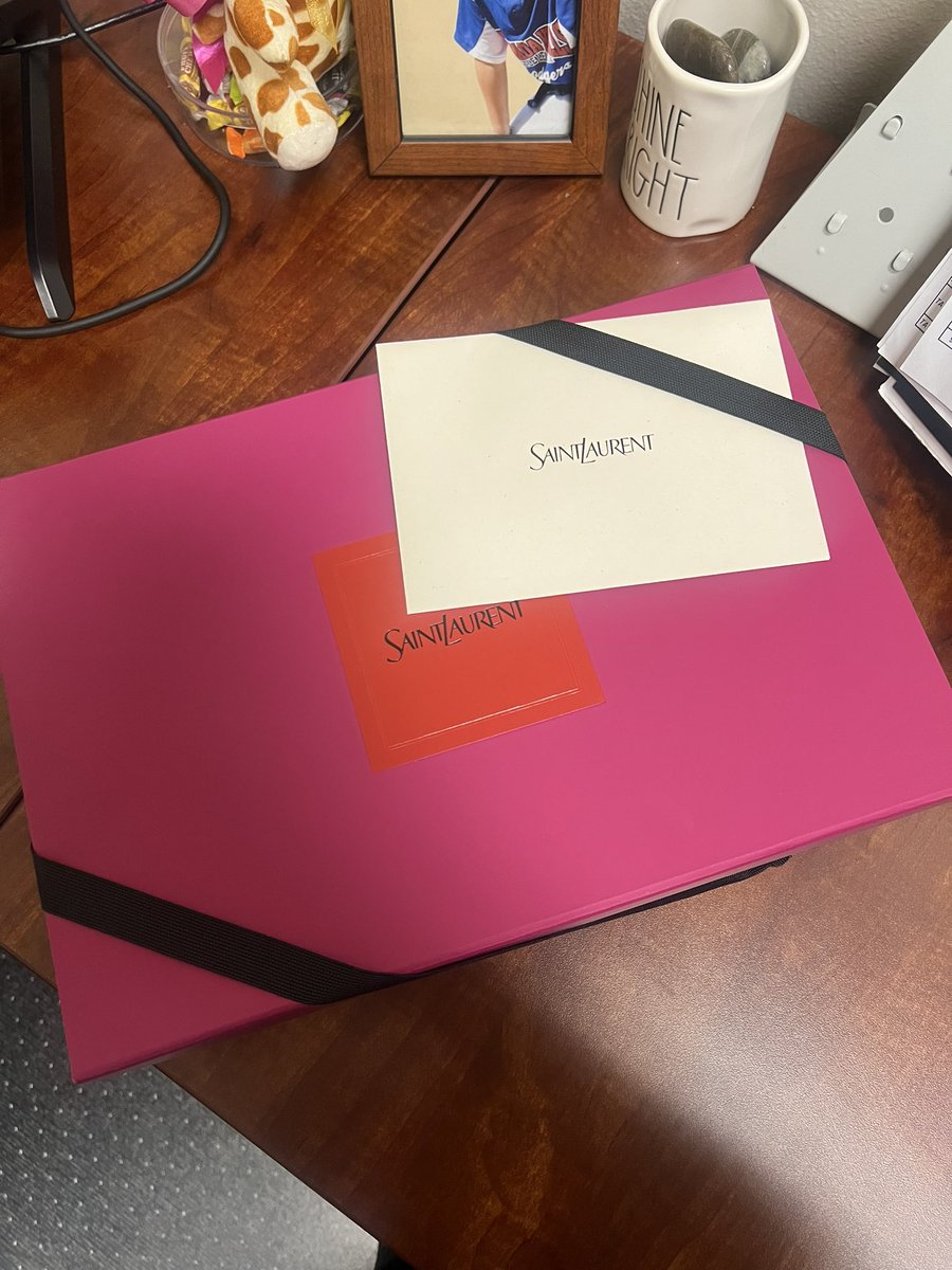 reyna_sofia_'s tweet photo. Early Christmas gift from one of my staff. Im going to assume that I am a good boss 😂 https://t.co/xWPaCOjHKA