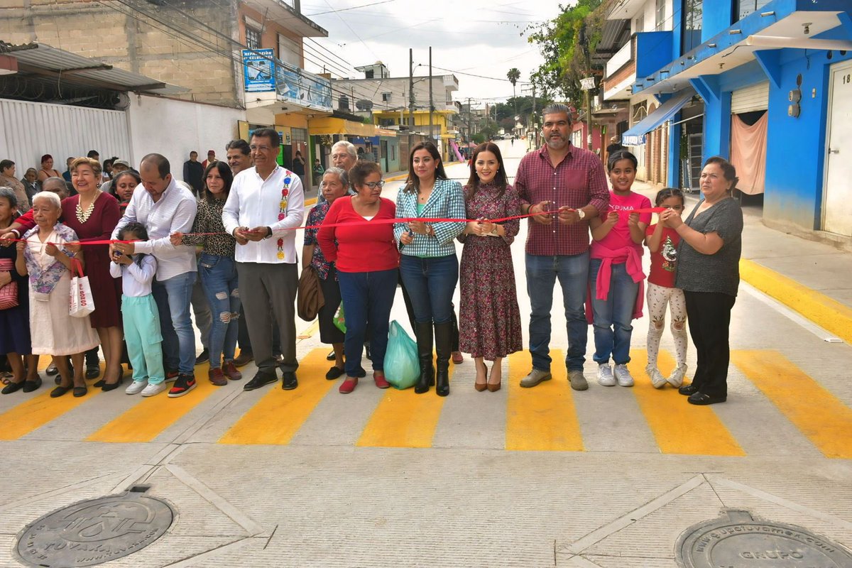 TizaniaL's tweet photo. 🚧 ¡Hoy transformamos Coatepec! Con una inversión de $11,890,229.37, inauguramos la calle Juan de Dios Peza,  que incluye pavimento de concreto, guarniciones, banquetas, drenaje sanitario y pluvial, además de agua entubada. 
👊🏻 https://t.co/VIi9Fik52j