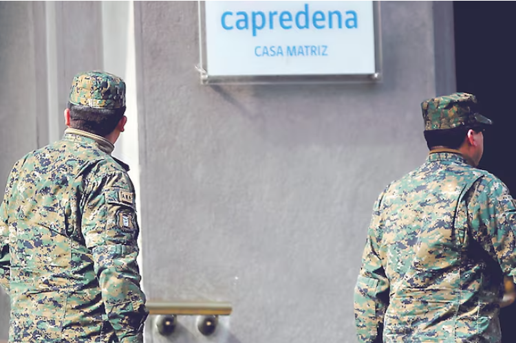 PiensaPrensa's tweet photo. ¿Por qué las FFAA tienen SISTEMA DE REPARTO con buena pensión, y el resto de los trabajadores/as NO?
El sistema de pensiones de las Fuerzas Armadas de Chile es administrado por la Caja de Previsión de la Defensa Nacional (CAPREDENA) y la Dirección de Previsión de Carabineros de Chile (DIPRECA).
CAPREDENA se encarga de pagar las pensiones de retiro y montepío del personal en retiro de las Fuerzas Armadas.
En Chile, el sistema de pensiones de reparto se implementó hasta 1980. En este sistema, las cotizaciones de los trabajadores activos y los aportes del Estado se depositaban en un fondo común que financiaba las pensiones de cada persona.
El resto de los trabajadores y trabajadoras está obligado a imponer en las AFP.
La principal diferencia entre el sistema de capitalización individual obligatoria en una administradora de fondos de pensiones (AFP) y el sistema antiguo o de reparto es la forma de financiamiento de las pensiones.
En el sistema antiguo o de reparto, las imposiciones que realizan las trabajadoras y los trabajadores activos, además de los aportes que efectúa el Estado, van a un fondo común con el cual se financia la pensión de cada persona.
En el sistema de capitalización individual obligatoria, en tanto, cada afiliada o afiliado tiene una cuenta individual donde se depositan sus cotizaciones previsionales, las cuales son invertidas por las AFP para obtener una rentabilidad.