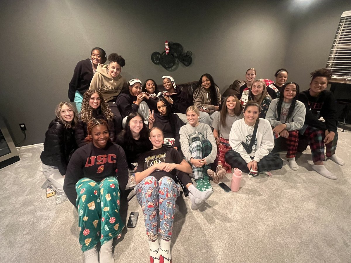 LadyTigerWBB's tweet photo. Had a great night celebrating this group last week with our annual Christmas Party!! 🎄❤️ Love this team!! #RISE #BATID 🐅 https://t.co/AdX5hA6Cxa