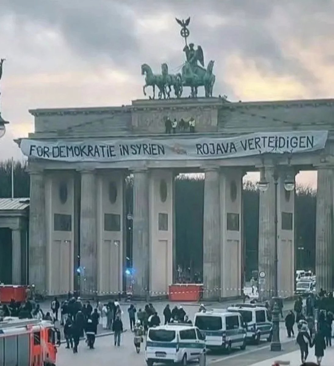 BawerSarhad's tweet image. Grad am Brandenburger Tor #jinjiyanazadî #freerojava