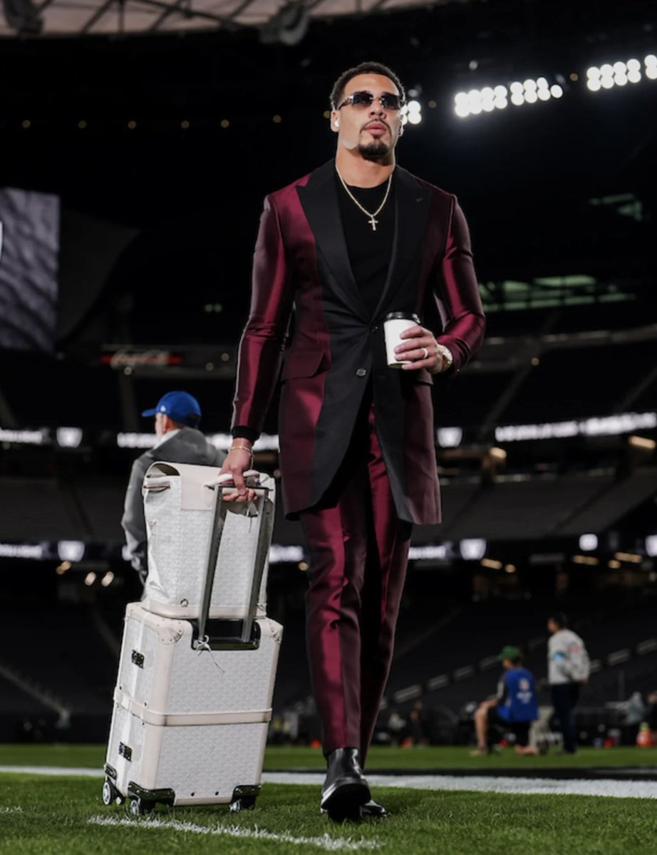 Primetime shine ✨ Justin Simmons pulling up in Vegas for Monday night in his burgundy silk coat and matching pants with black accents, custom designed by yours truly 🔥 #Falcons