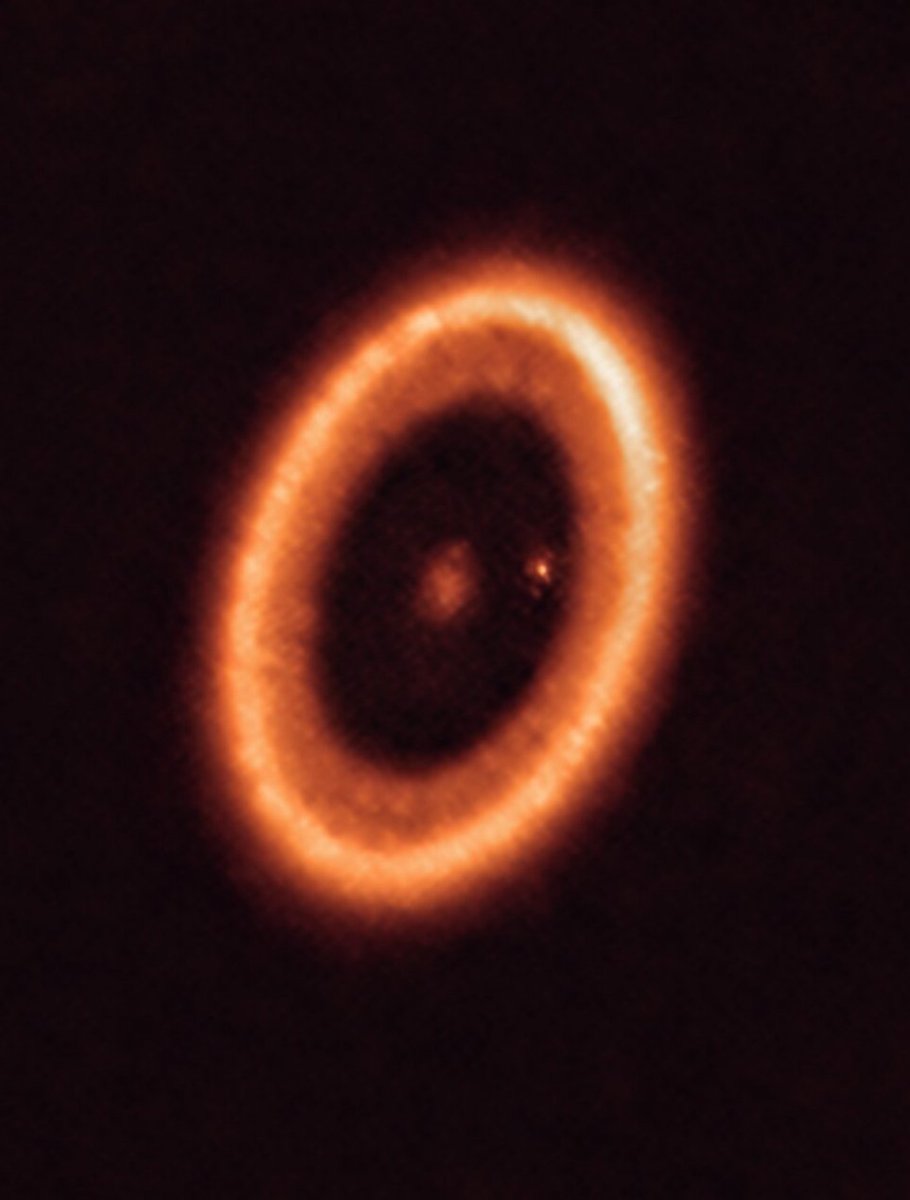 CuriosityonX's tweet photo. See that ring?

That's the circumstellar disk around PDS 70, a star 370 light-years from Earth.

And that bright spot to the right is a new planet being born—a planet the size of Jupiter.

Which has its own circumplanetary disk... where moons are being born. https://t.co/OTbLZ20YVP