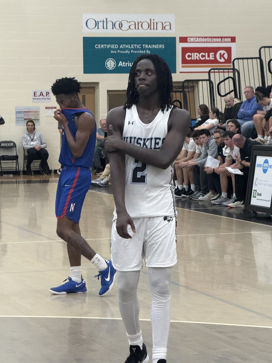 6’4 2025 Judah Freeman with 24 points for @hough_huskies cuts the lead to 6 points with 2:25 Left. Gets to rim with ease, and knocks the midrange down efficiently. 

#BIGSHOTS