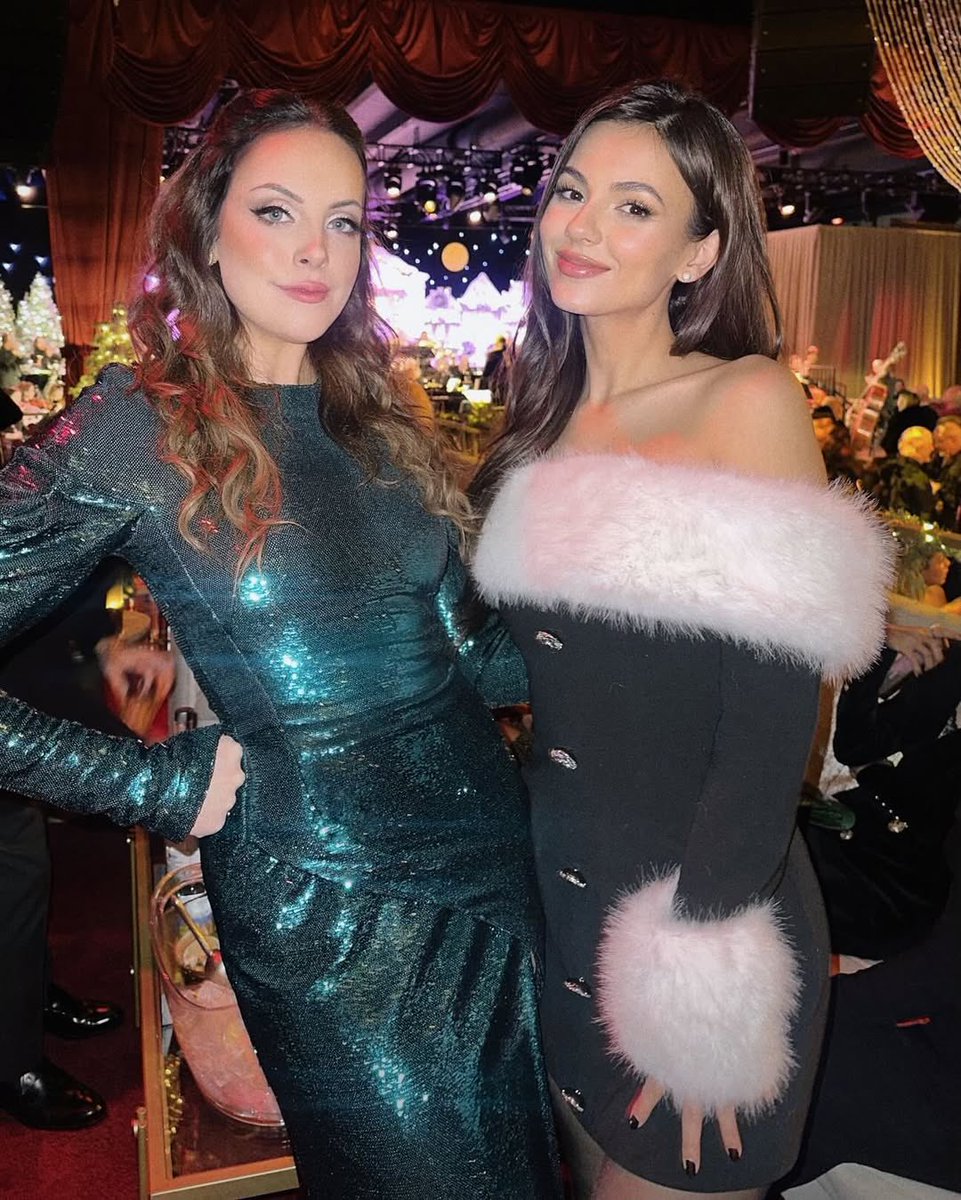 VicJustBrasil's tweet photo. 🚨 ISSO NÃO É UM TREINAMENTO!

Victoria Justice e Liz Gillies reunidas na festa anual de natal do Seth MacFarlane. https://t.co/U7x2a5KafC