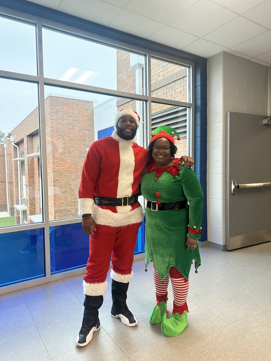 Bjackson_FLE's tweet photo. Today was dress as your favorite holiday movie character! @ForestLakeEagle 🚀 https://t.co/mlLu2zdFZy
