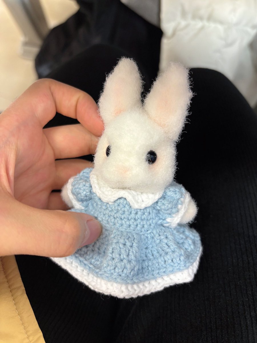 드디어 미루고미루던 원피스를 떠줬다! 드디어 엄마랑 커플 인형이 됨 🙌