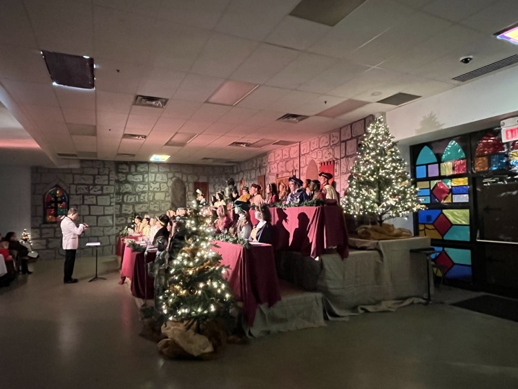 marion_wv's tweet photo. Turn It Up! and catch the amazing Fairmont Senior High School Madrigals, under the direction of Mr. Greg DeVito. Yes, Bears! 💙🎶🎼🎤 https://t.co/4psPs064RO