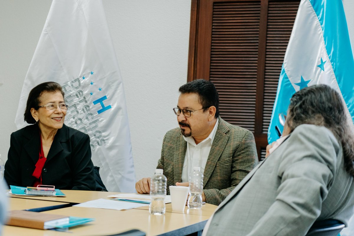 Sedesolhn's tweet photo. La @Sedesolhn acompañó la última reunión del año liderada por la @sedhHonduras, en la cual se oficializó el traspaso de mando a @saludgobhn para coordinar el #CONASIDA en 2025, apuntando a presentar el PENSIDA V ante el Fondo Mundial en febrero del próximo año.✅ https://t.co/yeOPVPH2xW