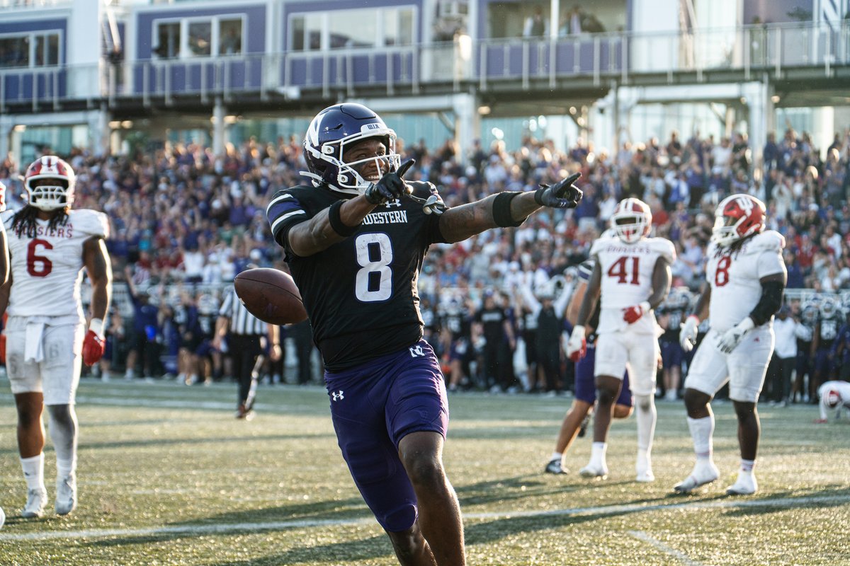 HenryFrieman's tweet photo. Because @AJHenning3 is declaring for the draft I have the excuse to post my favorite touchdown photo sequence I've taken: https://t.co/2URSx4du5n