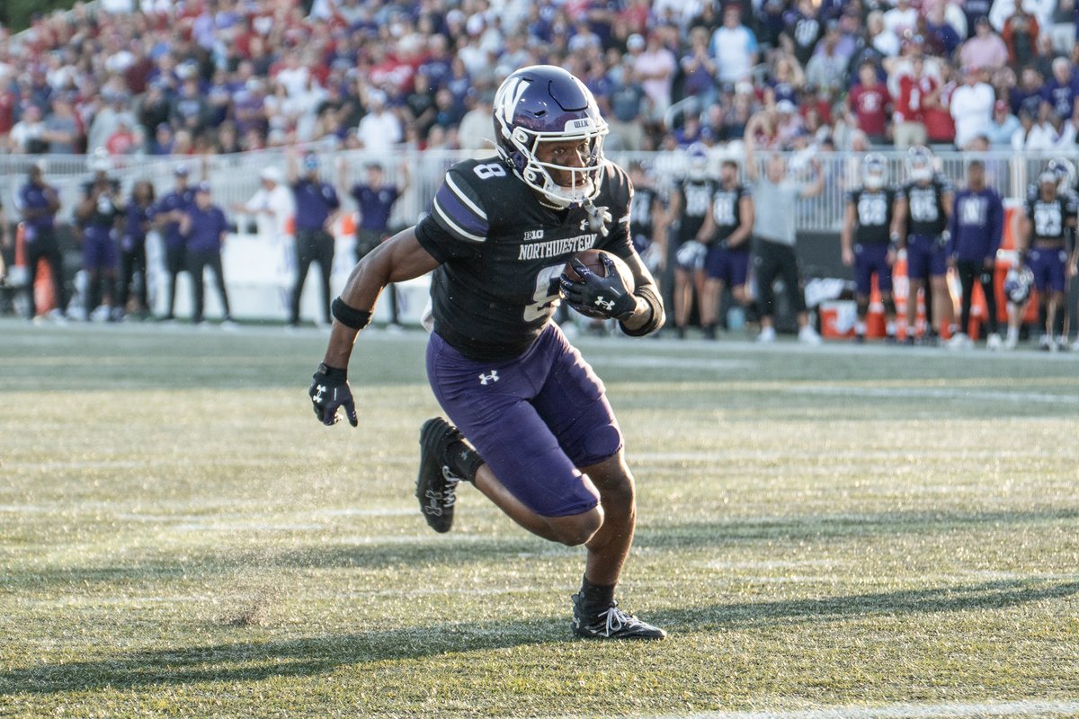 HenryFrieman's tweet photo. Because @AJHenning3 is declaring for the draft I have the excuse to post my favorite touchdown photo sequence I've taken: https://t.co/2URSx4du5n