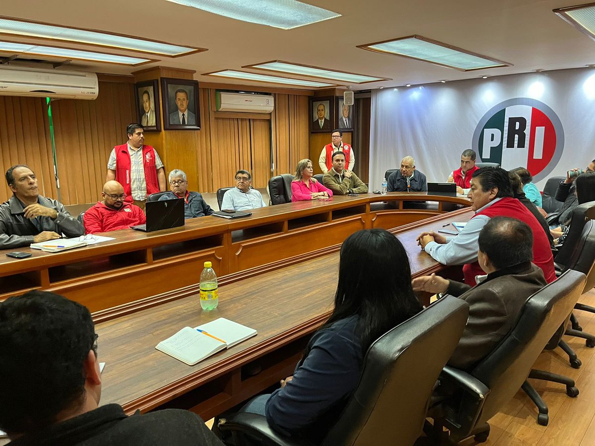 CDE PRI Veracruz (@priveracruz_) on Twitter photo ➡️Continuamos trabajando juntos y en unidad rumbo al próximo proceso electoral.
➡️Hoy, con delegados nacionales y distritales, así como con integrantes del comité estatal, dimos seguimiento a los avances en cada distrito.
¡Vamos con todo!
<a href="/AdolfoRamirezA5/">Adolfo Ramirez Arana</a> <a href="/lorenapignon_/">Lorena Piñón Rivera</a> ➡️Continuamos trabajando juntos y en unidad rumbo al próximo proceso electoral.
➡️Hoy, con delegados nacionales y distritales, así como con integrantes del comité estatal, dimos seguimiento a los avances en cada distrito.
¡Vamos con todo!
<a href="/AdolfoRamirezA5/">Adolfo Ramirez Arana</a> <a href="/lorenapignon_/">Lorena Piñón Rivera</a>