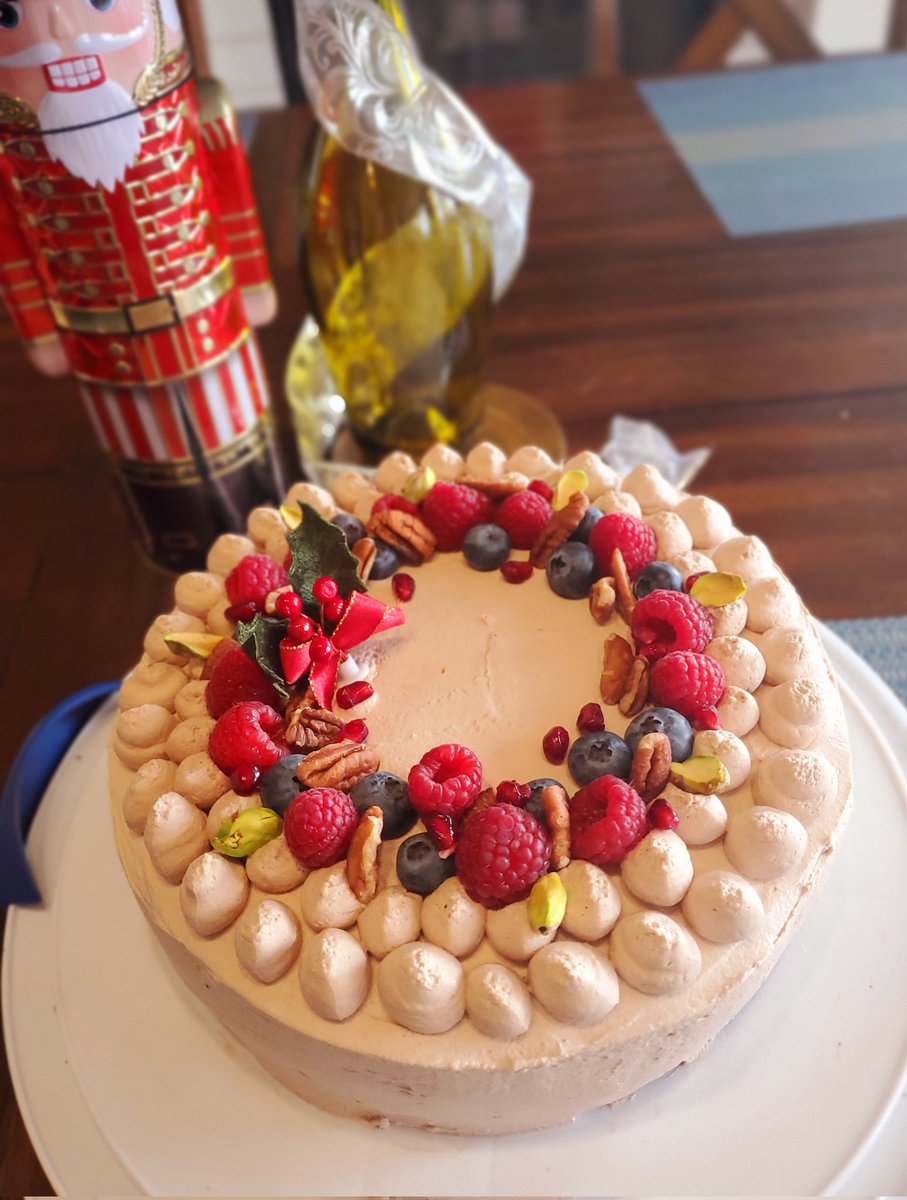 チョコケーキ🎂☺✨

中にはラズベリークリームが入ってまっす😚✨

#海外生活 #クリスマス #ケーキ