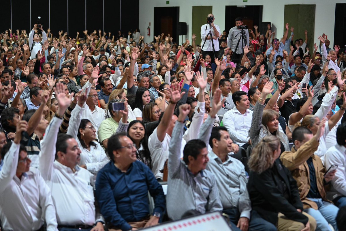 ramirezlalo_'s tweet photo. Se acabó la corrupción en mi gobierno, ningún área y, mucho menos, en los mandos policiales como la policía estatal, ministeriales, y municipales se permitirá ningún acto fuera de la ley, es urgente que las familias chiapanecas recuperen la confianza en sus autoridades.
Chiapas necesita mano firme, y vamos a establecer métodos que permitan disminuir los actos delictivos. Vamos a organizarnos para hacerle frente a esa delincuencia que estoy empeñado en erradicar.

Combatir la corrupción es una de las acciones primordiales en mi gobierno, y para lograrlo, hemos lanzado el programa Cero Corrupción, un canal de comunicación seguro y confiable para denunciar cualquier acto ilícito que ponga en riesgo la seguridad y la paz en el estado.

¡No nos vamos a dejar, Chiapas está de pie!