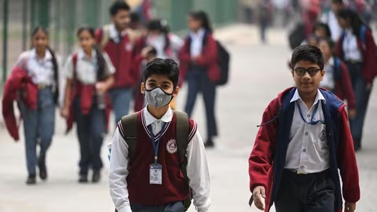 Delhi, Noida schools implement hybrid mode of classes amid GRAP-4 curbs
hindustantimes.com/india-news/del…