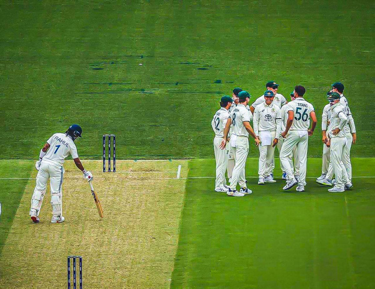 mufaddal_vohra's tweet image. FRAME OF THE DAY. 🇮🇳

- KL Rahul fighting hard against Australia.