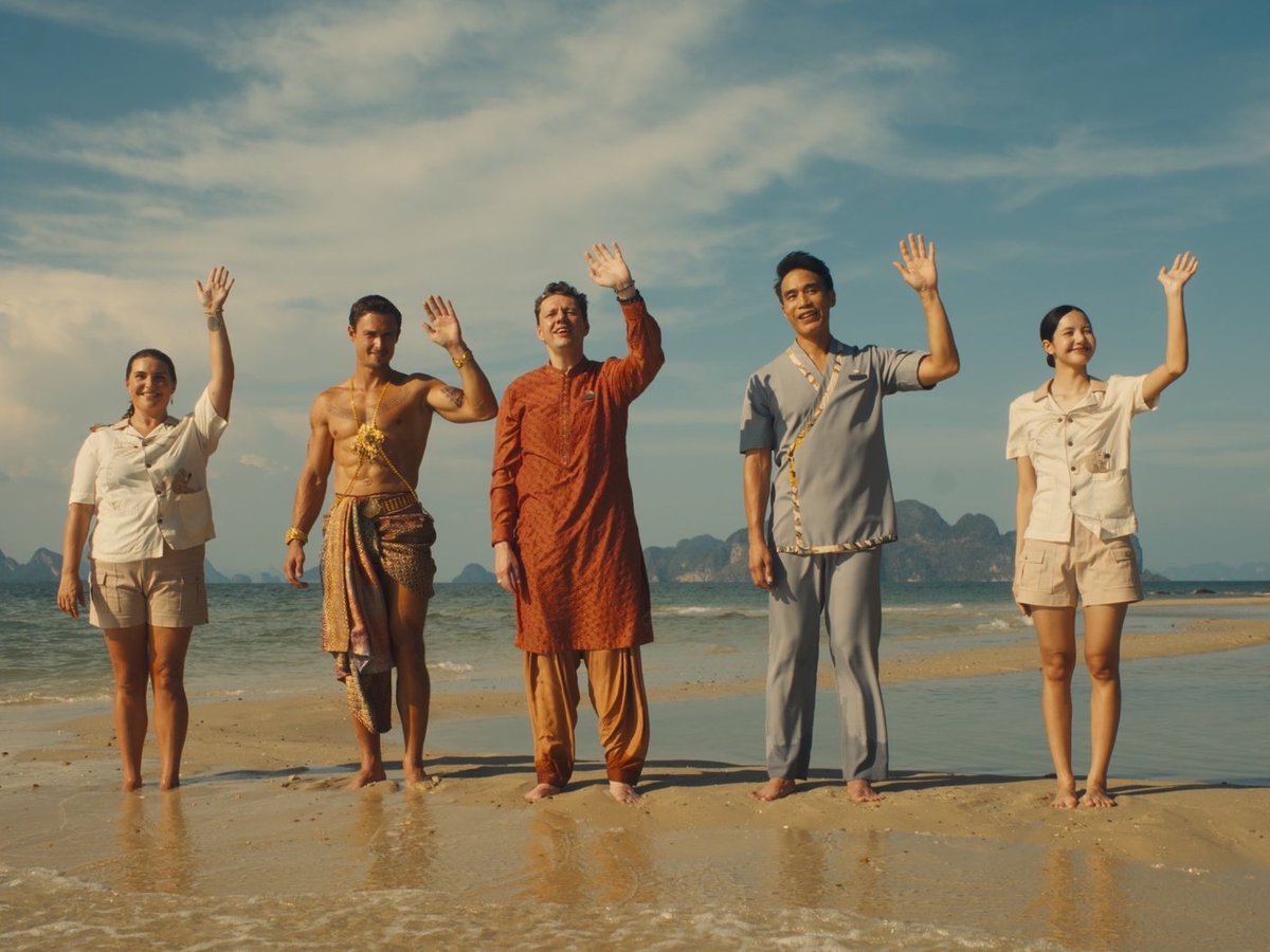 งามอย่างไทย! เปิดภาพล่าสุดของ ลิซ่า จากซีรีส์ The White Lotus ซีซั่น 3 กับบทบาท มุก ที่ปรึกษาด้านสุขภาพของแขกประจำโรงแรม รอรับชมพร้อมกัน 16 กุมภาพันธ์ ตามเวลาแปซิฟิก หรือ 17 กุมภาพันธ์ ตามเวลาไทย ทาง  MAX

#ELLENews 
#Lisa #LISAxTheWhiteLotus
#TheWhiteLotus #TheWhiteLotus3