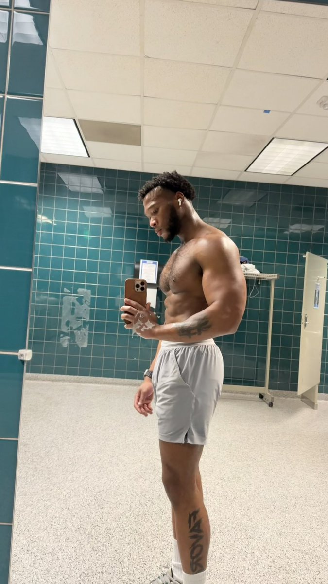 1997XAV's tweet photo. 💪🏾💪🏾 https://t.co/fxiEbh43Kb