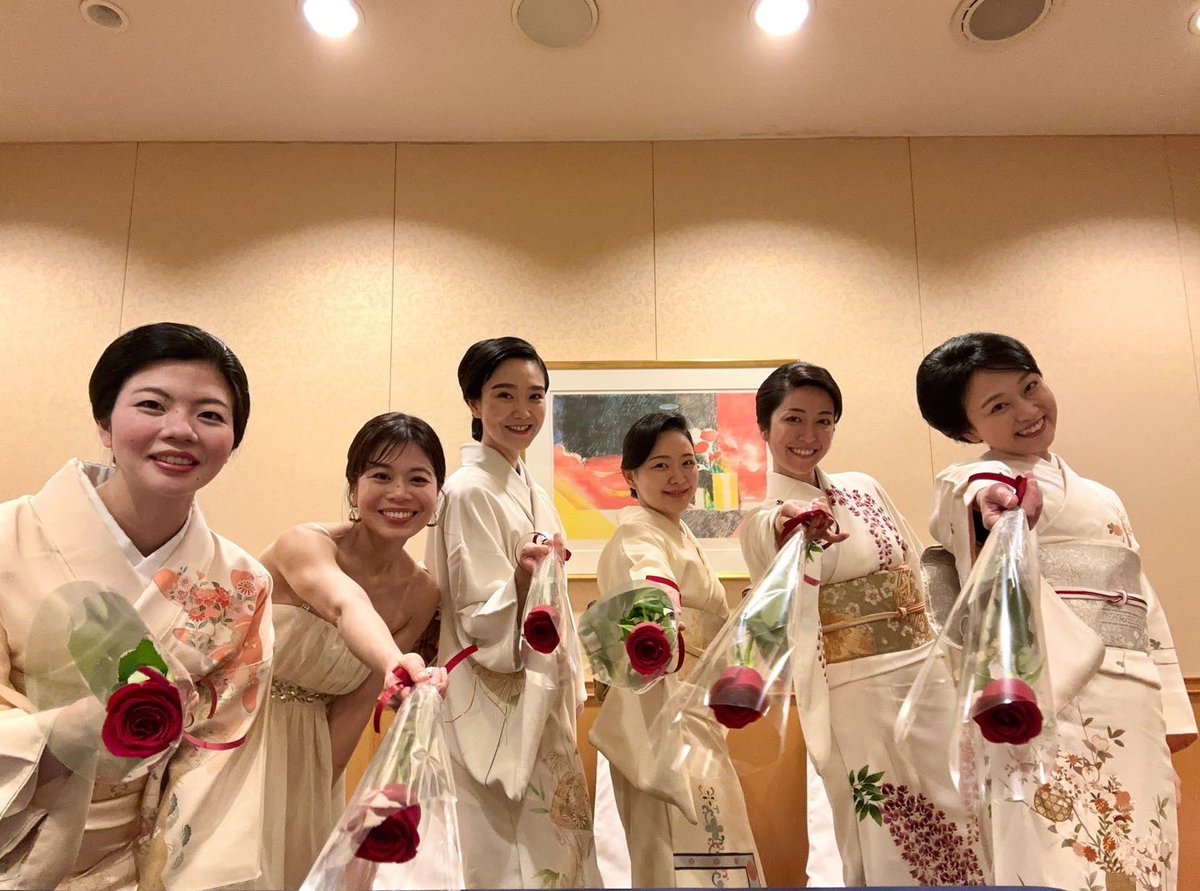 3__natu's tweet photo. 一昨日は調布にてお浚い会
昨日は都内ホテルにてパーティー演奏。慣れない現代曲を中心に奮闘🔥
そして2日連続でいただいた一輪の薔薇🌹
もしかして今日は旦那くらいが買ってきてくれるかな♪😊と夢見てみるが、一億円賭けても無い。 https://t.co/4E3ot7MdEv
