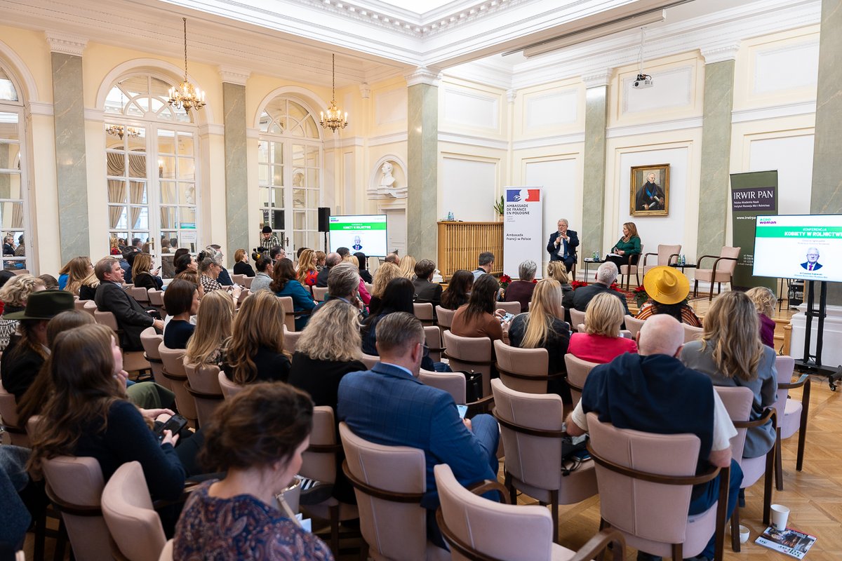 MRiRW_GOV_PL's tweet photo. – Kobiety odgrywają bardzo ważną rolę w rolnictwie. 👩‍🌾 Bez nich nie byłaby możliwa transformacja polskiego rolnictwa, która dokonała się w ciągu 20 lat obecności Polski w Unii Europejskiej. 🇪🇺 Kobiety wniosły istotny wkład w zmiany we wszystkich sferach życia na wsi – powiedział minister rolnictwa i rozwoju wsi @CzSiekierski podczas konferencji „Kobiety w rolnictwie”. 🌻

📢 Konferencja Fundacji Agro Woman „Kobiety w rolnictwie” jest poświęcona roli kobiet w polskim i europejskim rolnictwie. 👩‍🔬 Premierowa edycja wydarzenia dotyczyła ich rozwoju zawodowego i osobistego. 🌟
czytaj więcej na 🔗 https://t.co/JCyJvP2G6L