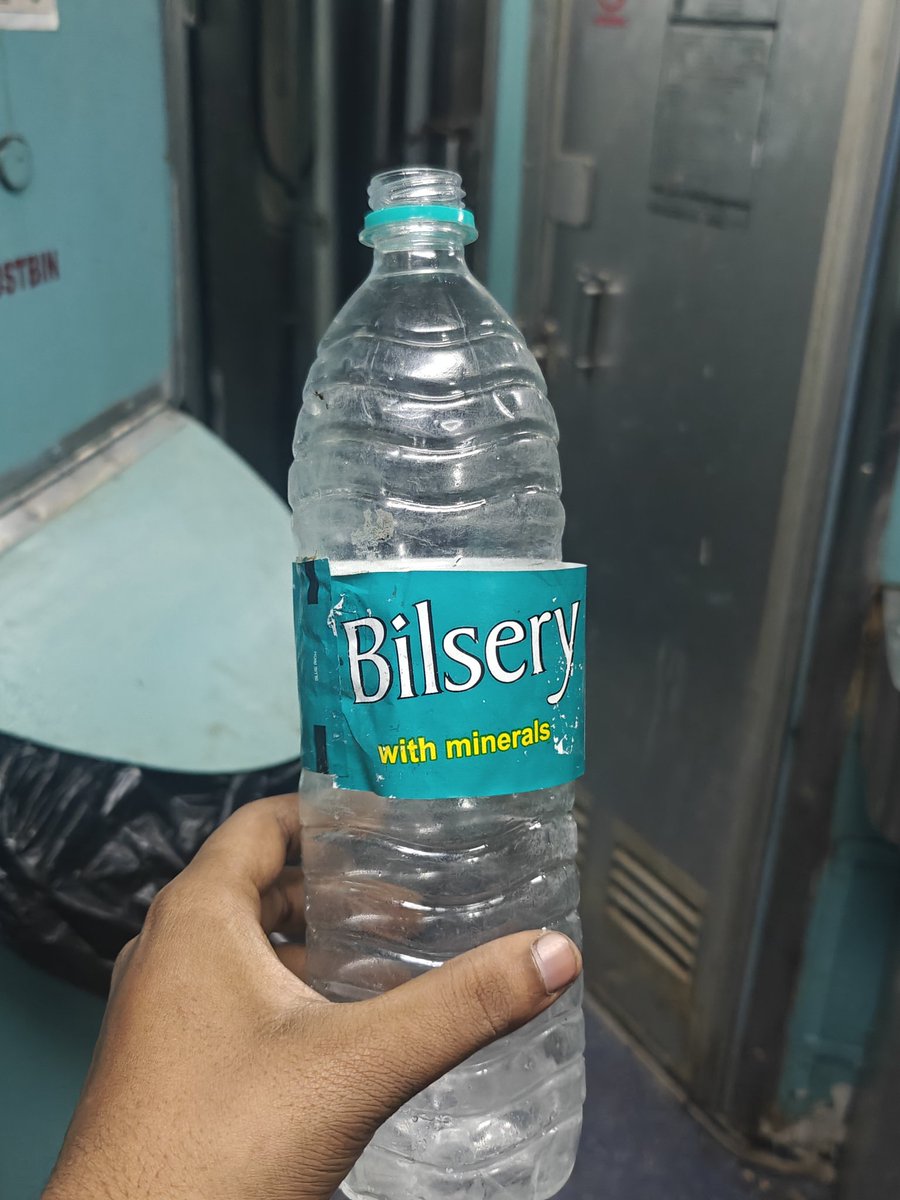 SardarParamveer's tweet photo. YUVA NETA JI KE STATION PE FAKE PANI KI BOTTLE BIK RHI HAI. AUR YUVA NETA JI BUSY HAI RAILFUNS KE NAAM PE COMPLAINT KARNE ME. BACCHO JAISA VYAVHAR HAI YUVA NETA JI KA. JAY RATLAM JAY RATLAM KE YUVA NETA @ShivamRajPuroh2 KRIPIYA KARKE ISKA JAWAB DE YUVA NETA JI. https://t.co/YXuN5XWhb9
