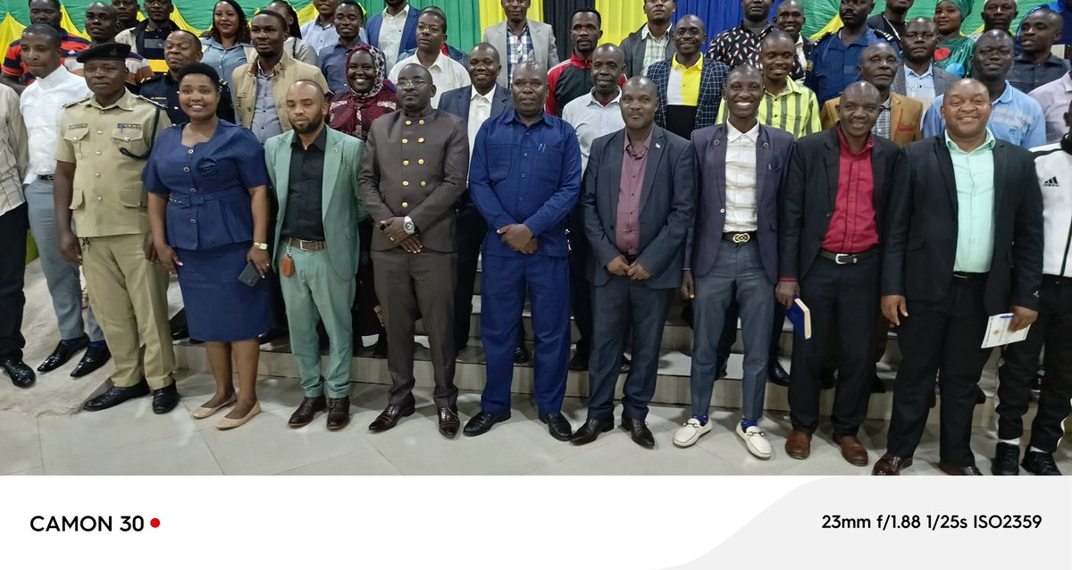 AmedeeMisago's tweet photo. Urugendo twagize muri Tanzanie rwagenze neza.
Ivyashitsweko:
- Kubandanya guhanahana inkuru mu ntumbero yogukomeza amahoro kumbibe zacu
- Kugwiza amanama cane cane abarongoye intwaro bo hasi kugira ntihagire inkuru ibacica
- Kurungika abakozi muri Tanzanie bakwije ibisabwa https://t.co/bvbBKO5C4u