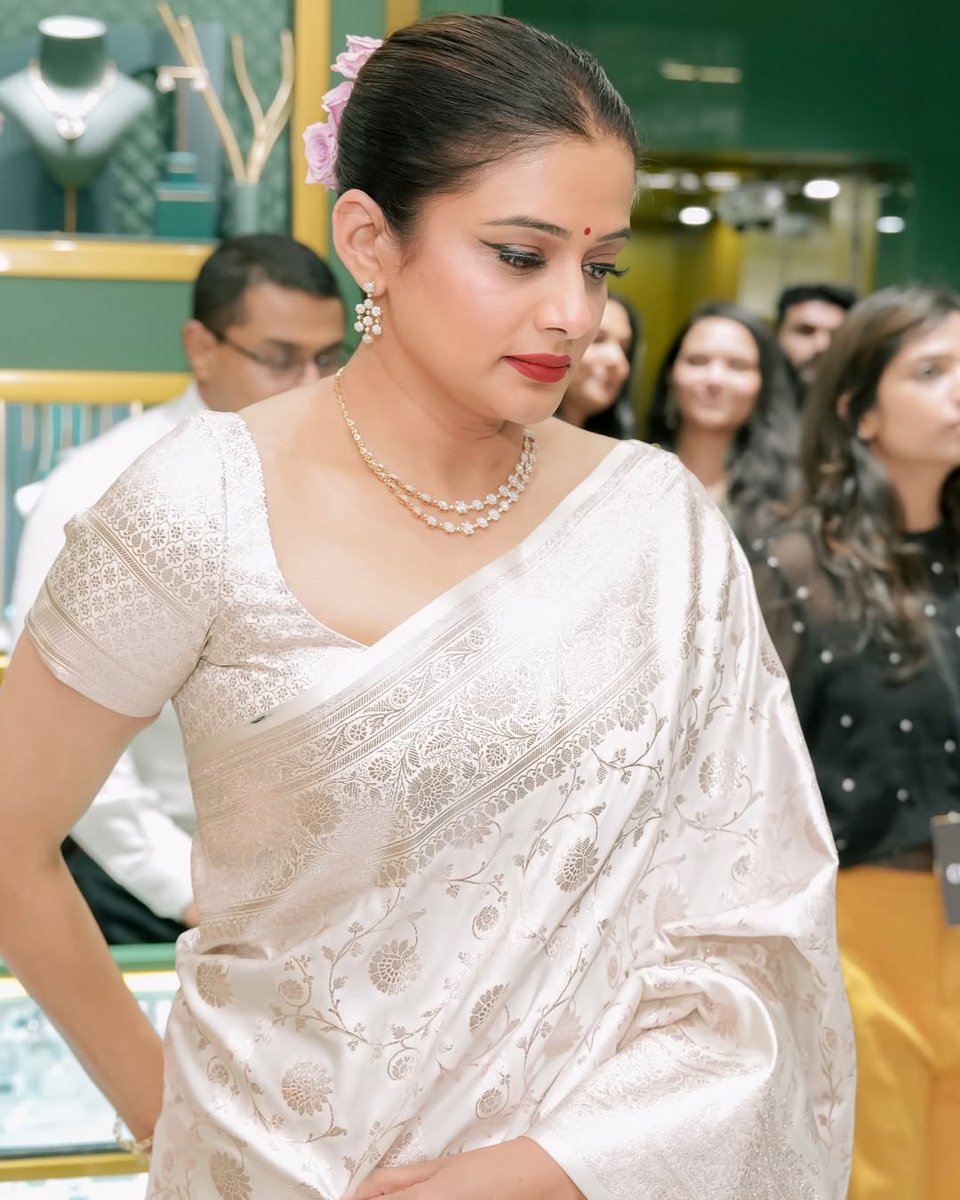 Tesla_ASI's tweet photo. 🎯 #PriyamaniThread 

#Bollywood #Actress #Priyamani New Look https://t.co/o7GYT475Ky