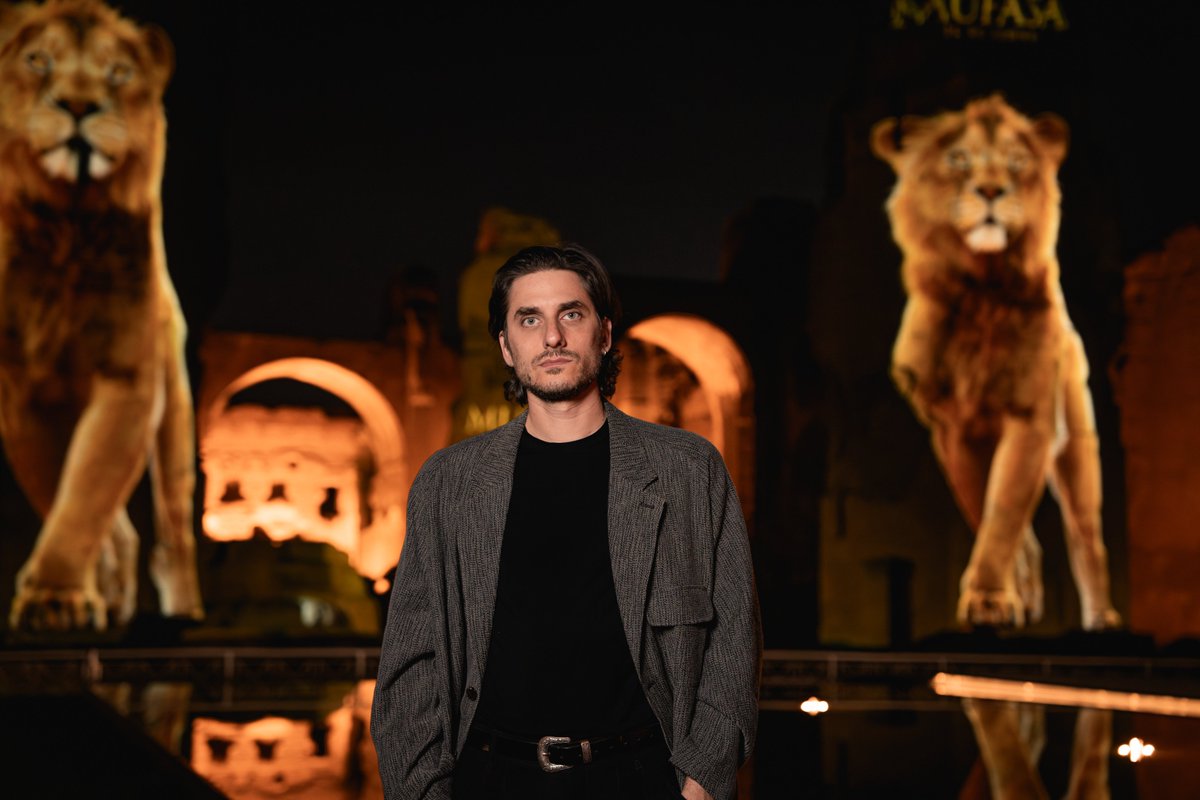 rebellevague's tweet photo. Luca Marinelli fotografato alle Terme di Caracalla per l'evento di Mufasa: Il Re Leone.
Il film uscirà nelle sale italiane il 19 dicembre.

Grazie @DisneyIT per le foto. https://t.co/AKre0Yb9TK