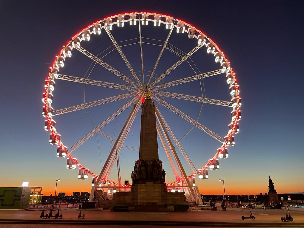 Un cliché qui nous rappelle que les préparatifs de Noël ont bien commencé à l'agence... 🎁 #Jeudiphoto @jeudiphoto @VilleBruxelles <a href="/BXLCITY/">Bruxelles City</a> <a href="/welovebrussels/">We Love Brussels</a> <a href="/visitbrussels/">visitbrussels</a>