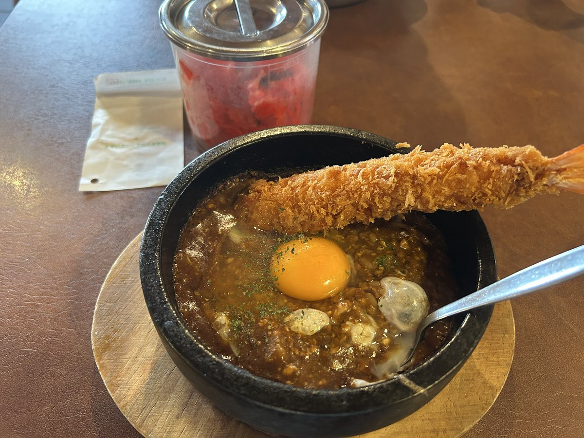 tpmoco's tweet photo. 講習会も終わり、いつものハビカレさんでお昼！安定の美味さ♪♪♪店長さんにも会えたし☺️そしたらなんと！大きな虹🌈少し走ったらまた虹🌈今回の出張も実り多い出張でした。さて、もどったら休み無しです！#完全消臭　#特殊清掃革命　#特許技術花輪式　#ドムスシューカット　#モコのラードトル　#全花連