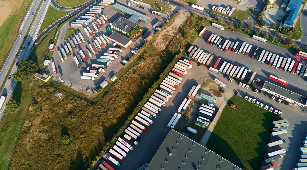 HaulersHavenTC's tweet image. 📸 A bird’s-eye view of the problem—lots overflowing, drivers without options, and roads becoming less safe. We need #SafeStopsAhead to protect drivers and everyone sharing the road. #TruckSafety #RoadSolutions #SupportTruckers #SafeRoads #roadsafety