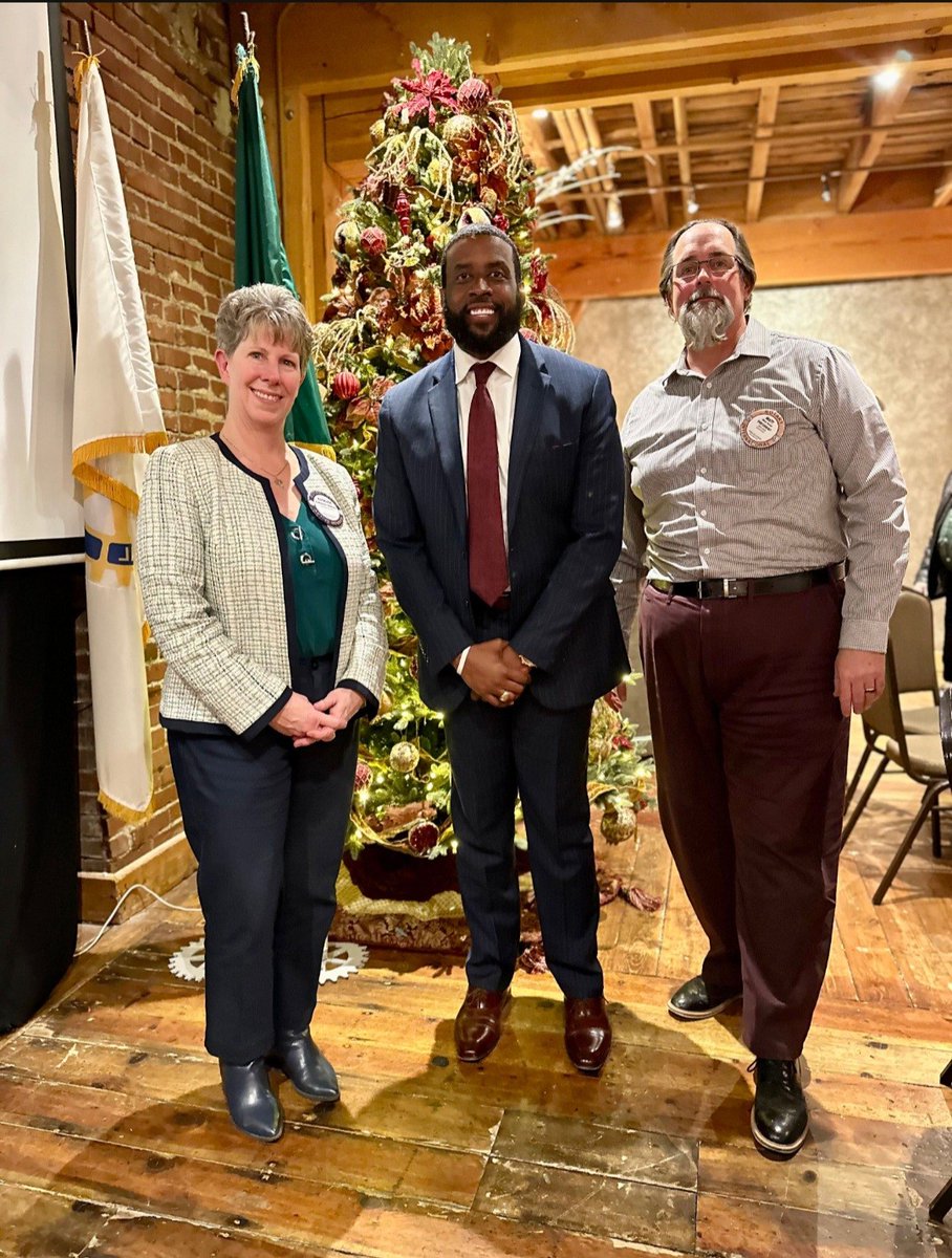 ToronWooldridge's tweet photo. Yesterday, I was invited to a Yakima Rotary Club meeting. I shared my personal story and highlighted our fabulous district. I truly appreciate the opportunity to serve and build relationships with community partners. #WeAreGreaterTogether https://t.co/Oj8qiLvXlW
