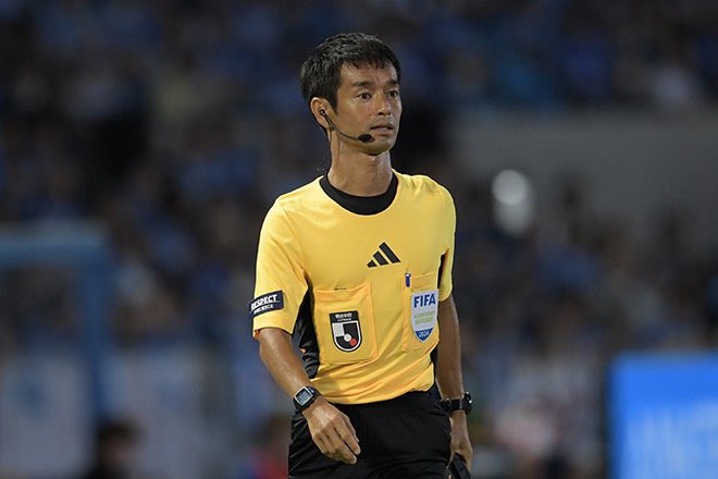 SoccerRefereeJP's tweet photo. 聳城 巧
Takagi Takumi《副審🏁》
1982年1月9日(42歳)
日本🇯🇵神奈川県出身の国際審判員

「プレイヤーとしてトップになれなくても、高いレベルのサッカーに関わりたい」との思いから JFAレフェリーカレッジに4期生として入学し審判員を目指す

・2008年－1級取得
・2009年－Jリーグ
・2017年－FIFA選出 https://t.co/WTmGgpj7pm