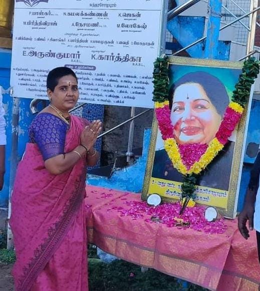 reena_arumugam's tweet photo. *_**_ஆளுமை என்றால் என்றுமே புரட்சித்தலைவி #அம்மா தான்.

வானம் தலையில் இடித்திட போகிறது பார்த்து வா மகளே
நீ வளர்ந்த உயரம் அப்படிப்பட்டது
பார்த்து வா மகளே....!

என்ற வரிகளுக்கு இலக்கணமாய் வாழ்ந்து சென்ற தங்கத் தாய்க்கு புகழ் அஞ்சலி 🙏🙏🙏✌️✌️✌️🌱🌱🌱
_**_* https://t.co/1NR9kCvHqY