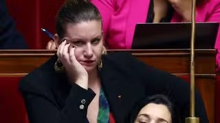 Dosinda961308's tweet photo. Mathilde Panot qui déclare juste après le vote de la censure…
'' Les français auront pu voir que le RN ne sert à rien puisque c'est notre motion qui a été votée et qui a permis de faire tomber le gouvernement ! ''
Ben si petite écervelée insoumise, le RN sert à faire passer ta motion de censure en la votant, car sans le vote du RN, ta motion de censure finissait au fond de la poubelle de l'Assemblée nationale comme toutes les autres !
Il y en a, on croit qu'ils ont touché le fond de la bêtise humaine, eh bien non dis donc, ils creusent encore, on ne sait jamais .........
La libre pensée patriote