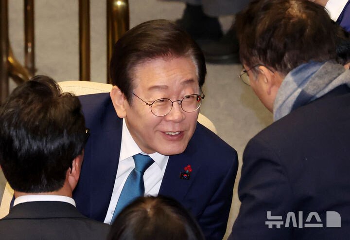 국민들 눈에 이재명이 어떻게 보이는줄 아냐?

장례식장에 조문한다고 와서는
이 집 육계장 맛있네~ 하는 패륜새끼로 보여

불안하고 심난한 국민들 앞에서
계엄 씐나~ 탄핵 씐나~ 하는 패륜새끼

언론은 나라를 구한다는 일념으로
이낙연을 불러와라~~