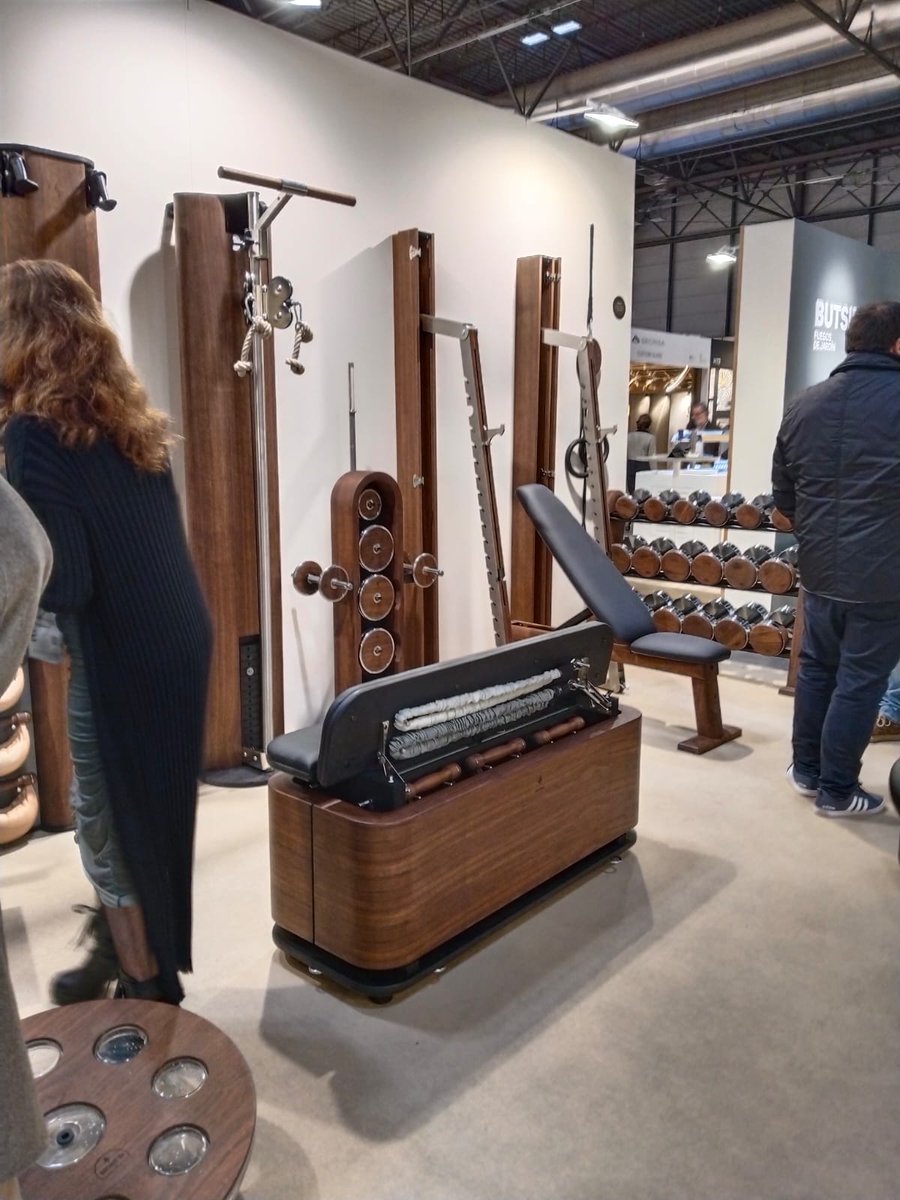 unemadera's tweet photo. Gimnasio de madera maciza de nogal | Interihotel MAD24
By: @WaterRower | Nohrd
#UNEmadera #modoMADERA #activaelmodoMADERA #industria #madera #mueble #interihotel https://t.co/WDovjZocTm