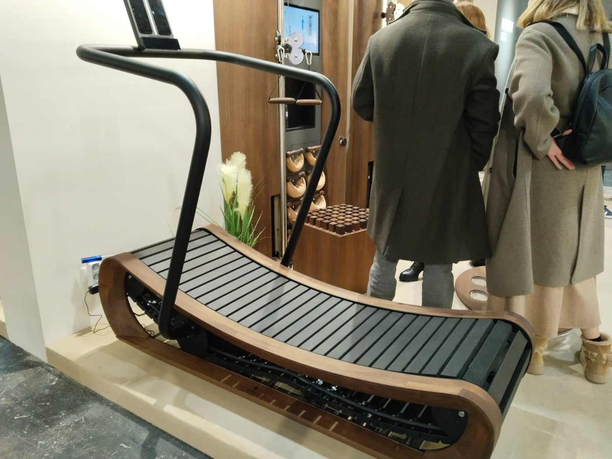 unemadera's tweet photo. Gimnasio de madera maciza de nogal | Interihotel MAD24
By: @WaterRower | Nohrd
#UNEmadera #modoMADERA #activaelmodoMADERA #industria #madera #mueble #interihotel https://t.co/WDovjZocTm
