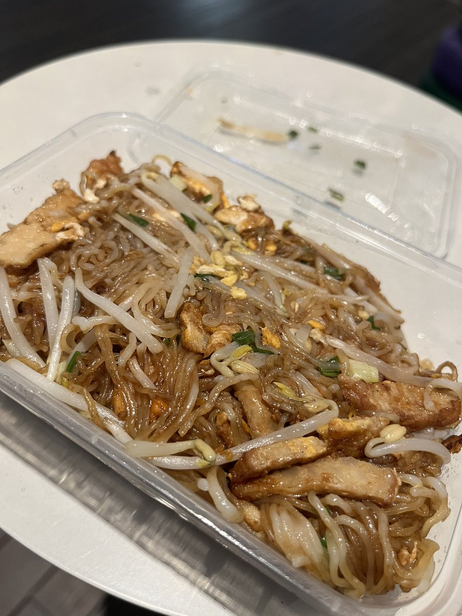 赛后疯狂进食中…