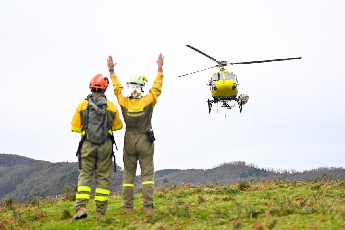Azken asteetan basozainek helikopteroarekin praktika jardunaldiak burutu dituzte baso suteei aurre egiteko.
#basozainak
#basosuteak
#larrialdiak
#zerbitzupublikoa
