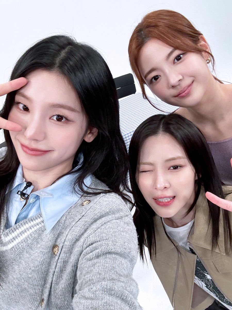 ITZYofficial's tweet photo. [ #WORLD_CLASS_KDOL ]
Sampai nanti MIDZY ✨ 오늘 밤에도 월클돌 보러가요!
Let's go check out today's episode, Sampai nanti MIDZY ✨ 

⏰ 2024.12.06 FRI 00:35AM (KST)
📺 KBS WORLD
https://t.co/XgAvYbwG75

#ITZY #MIDZY @ITZYofficial
#ITZY_GOLD
#ITZY_ImaginaryFriend https://t.co/nQJkJqQVis