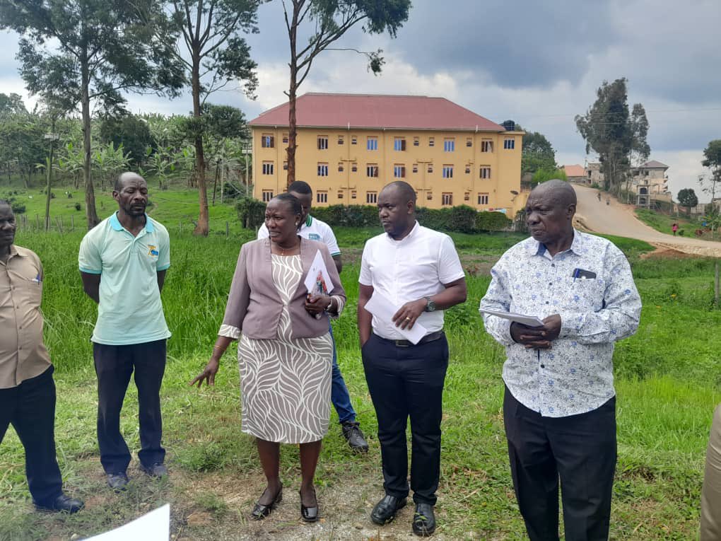 #MWEworks: <a href="/min_waterUg/">MINISTRY OF WATER AND ENVIRONMENT 🇺🇬</a> through the Water and Sanitation Development Facility-South West handed over Ishaka Adventist Hospital Water Supply System to M/s Struts and Ties Civil Engineering Contractors Ltd to commence and implement improvement of the Facility.