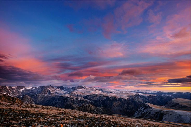 hiking1111kbng's tweet photo. Hiking through the Beartooth Pass in Montana is like stepping into a winter wonderland! The snow - capped peaks are simply breathtaking. ❄️ #BeartoothPass #montanafire https://t.co/mCanfWoNhK