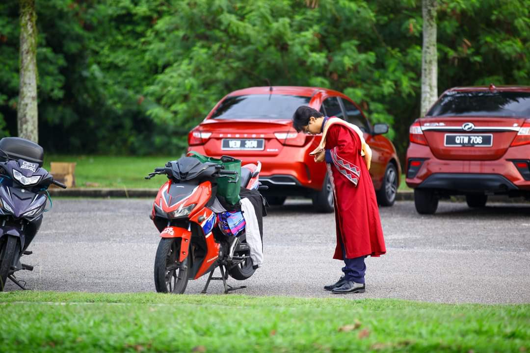 HezeriSamsuri's tweet image. Adik kita ni hadir convo, mungkin sorang diri, naik motor. Terkial-kial nak pakai robe, lepas tu kakitangan UPM mai tolong pakaikan. 

Tahniah dik!

Dalam ramai yang konvo bersama keluarga, ada yang menyambutnya berseorangan. Tak apa, perjalanan masih jauh. 

InsyaAllah