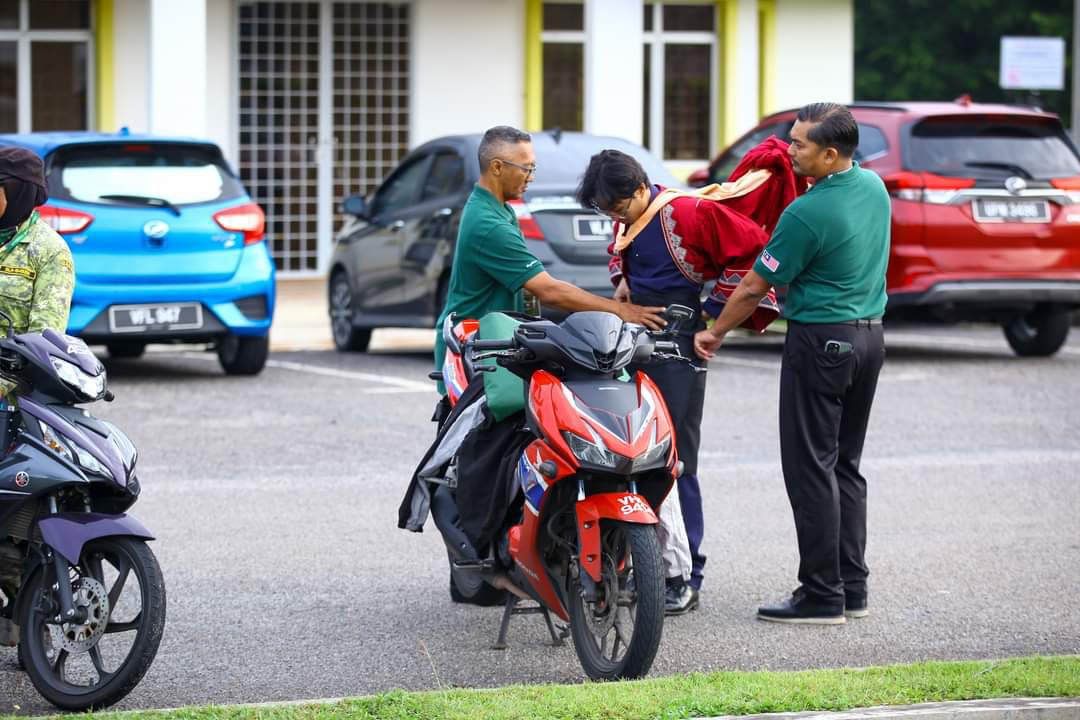 HezeriSamsuri's tweet image. Adik kita ni hadir convo, mungkin sorang diri, naik motor. Terkial-kial nak pakai robe, lepas tu kakitangan UPM mai tolong pakaikan. 

Tahniah dik!

Dalam ramai yang konvo bersama keluarga, ada yang menyambutnya berseorangan. Tak apa, perjalanan masih jauh. 

InsyaAllah