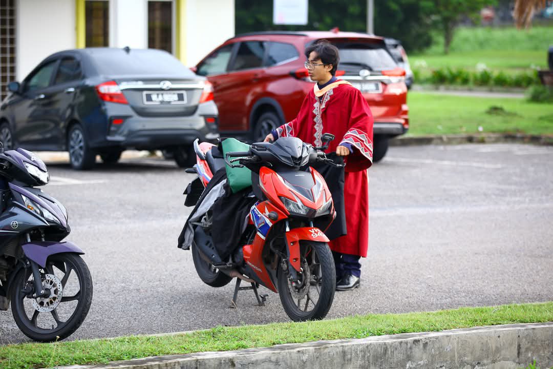 HezeriSamsuri's tweet image. Adik kita ni hadir convo, mungkin sorang diri, naik motor. Terkial-kial nak pakai robe, lepas tu kakitangan UPM mai tolong pakaikan. 

Tahniah dik!

Dalam ramai yang konvo bersama keluarga, ada yang menyambutnya berseorangan. Tak apa, perjalanan masih jauh. 

InsyaAllah